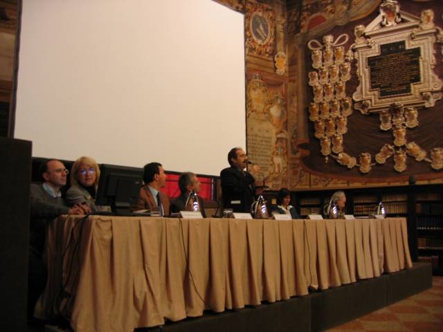 Fotografia 1: Pierangelo Bellettini (in piedi) e alcuni relatori della mattina = Picture 1: Pierangelo Bellettini (standing) and some speakers of the morning